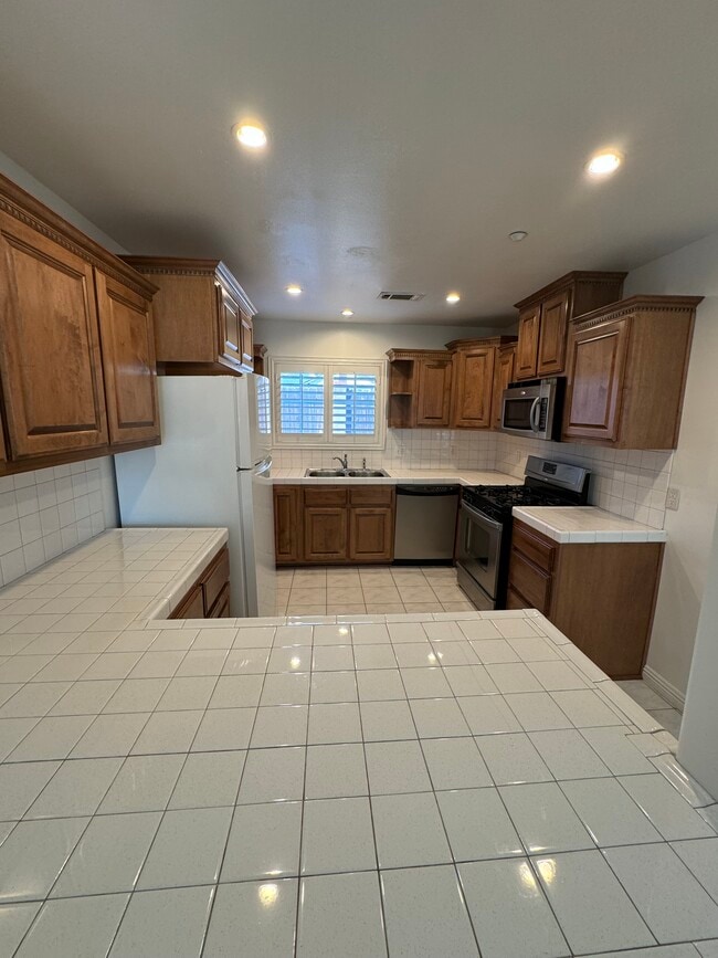 Building Photo - 923 Royal Oaks Dr