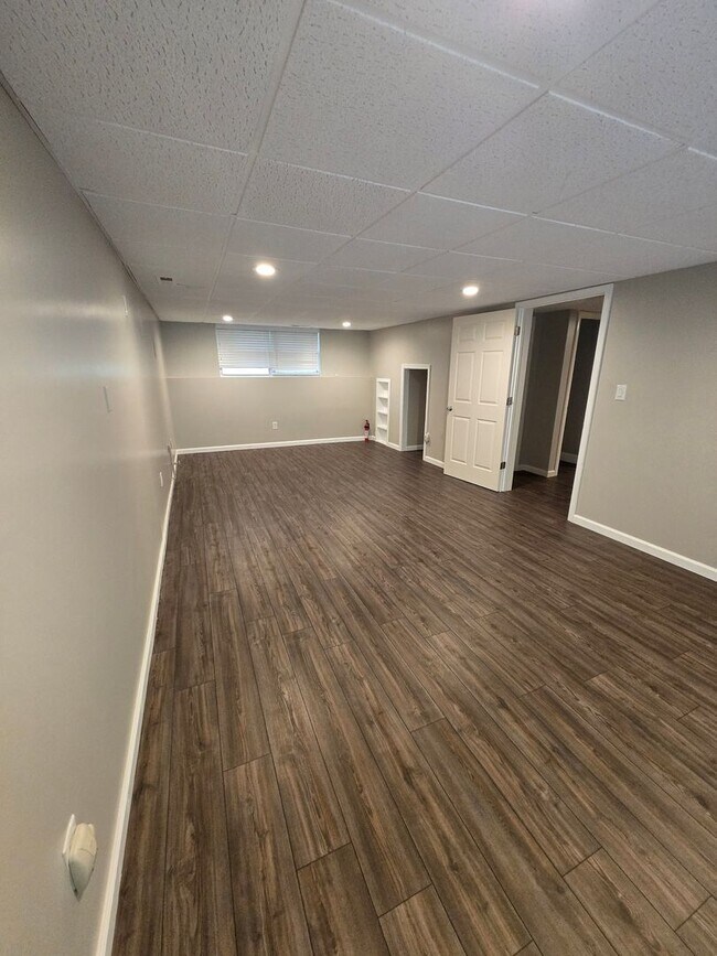 Building Photo - Nice Big 3 bedroom Home