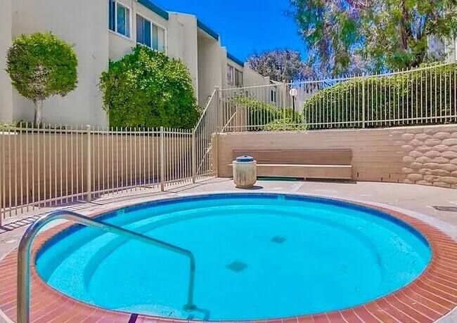 Building Photo - Charming 1-Bedroom Condo with Partial Bay Views & Summer Fireworks!