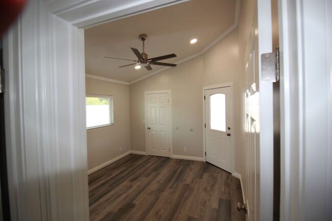 Building Photo - Modern stand alone 2 bedroom home, back gate close - No Pets!