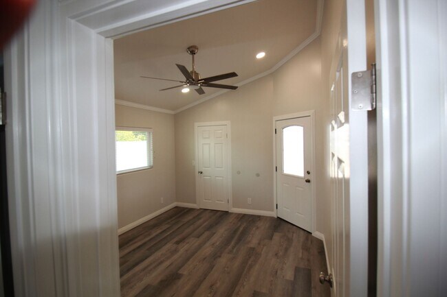 Building Photo - Newly buillt stand alone 2 bedroom home, back gate close - No Pets!