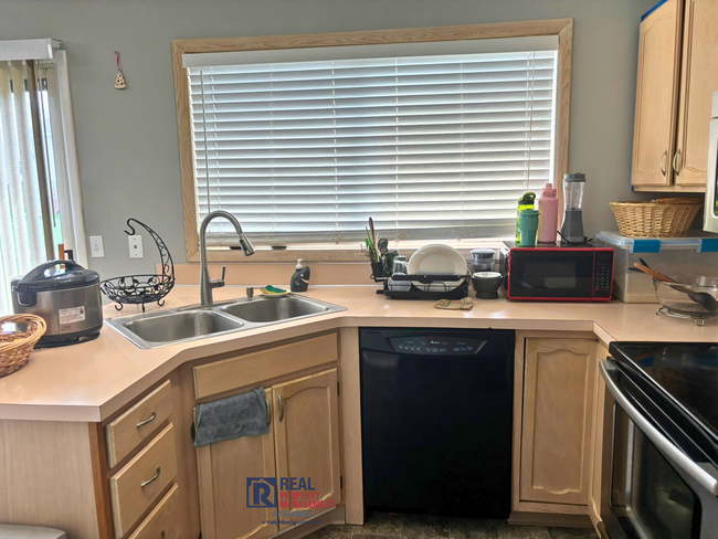 Building Photo - Three Bed, Two Bath Furnished Home Availab...