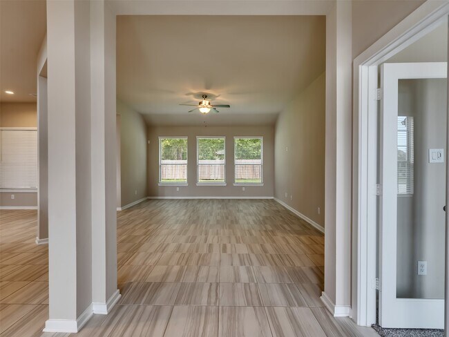 Building Photo - 8510 Amber Bend Dr