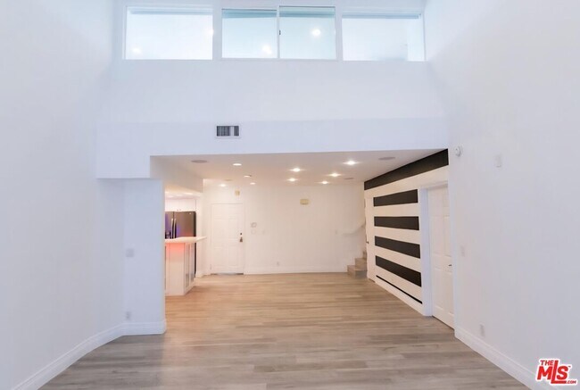 Building Photo - 1227 Granville Ave