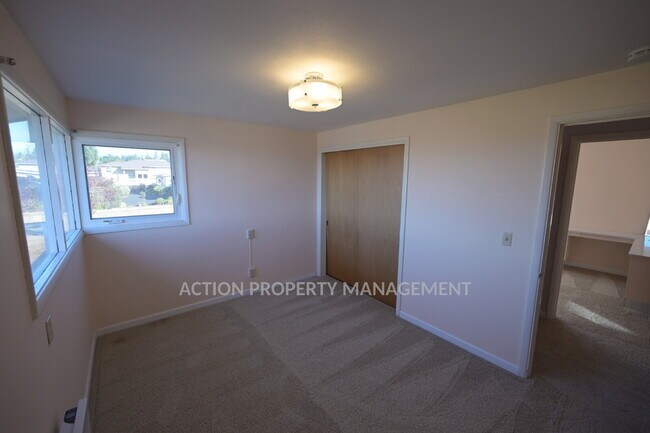 Building Photo - 4 bed 2 bath home in Port Angeles