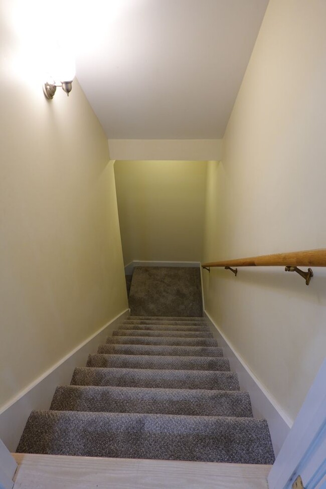 Building Photo - 4 Bedroom 3.5 bathroom Rental Home in Ford...