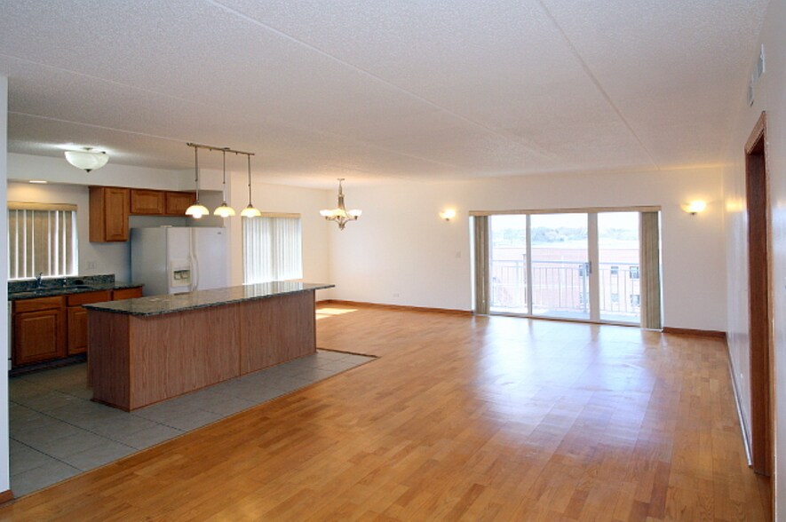 Building Photo - 6560 W Diversey Ave