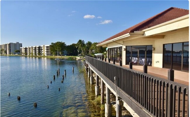 Building Photo - 118 Lake Emerald Dr