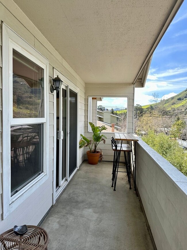 Building Photo - 2 Bedroom 1 Bath Near Downtown Available 8...