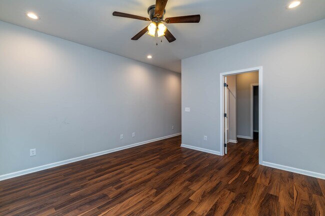 Building Photo - 619 Midlake Dr NE
