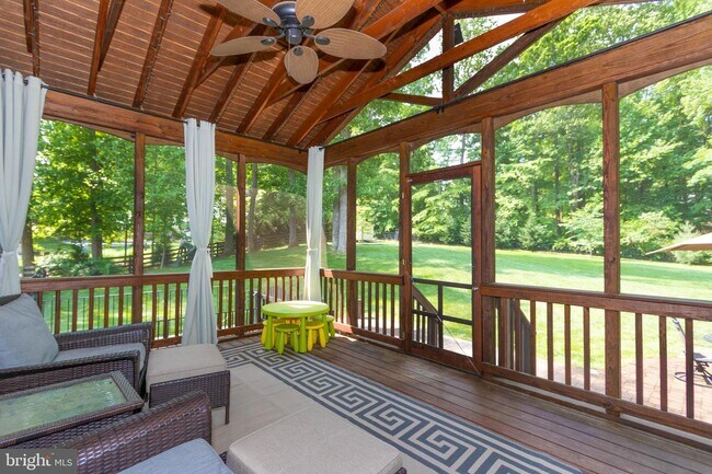 Building Photo - 8061 Side Hill Dr