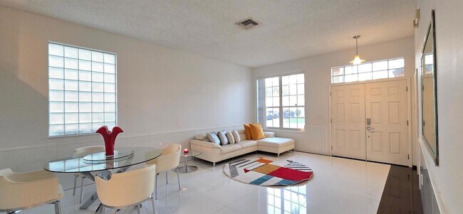 Building Photo - 661 Lake Wellington Dr