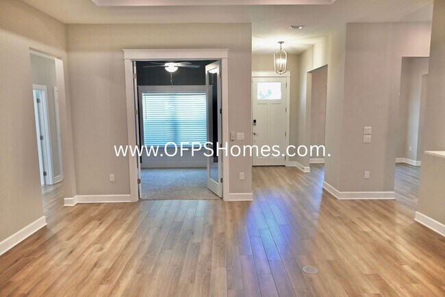 Building Photo - 4bed Home within Walking Distance to Sound