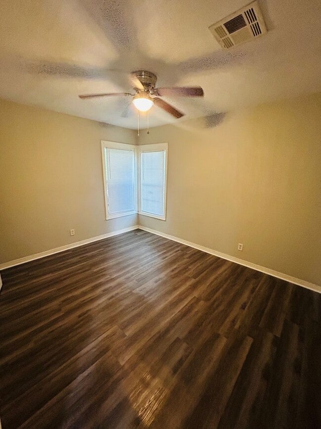 Building Photo - 4623 Memorial Dr