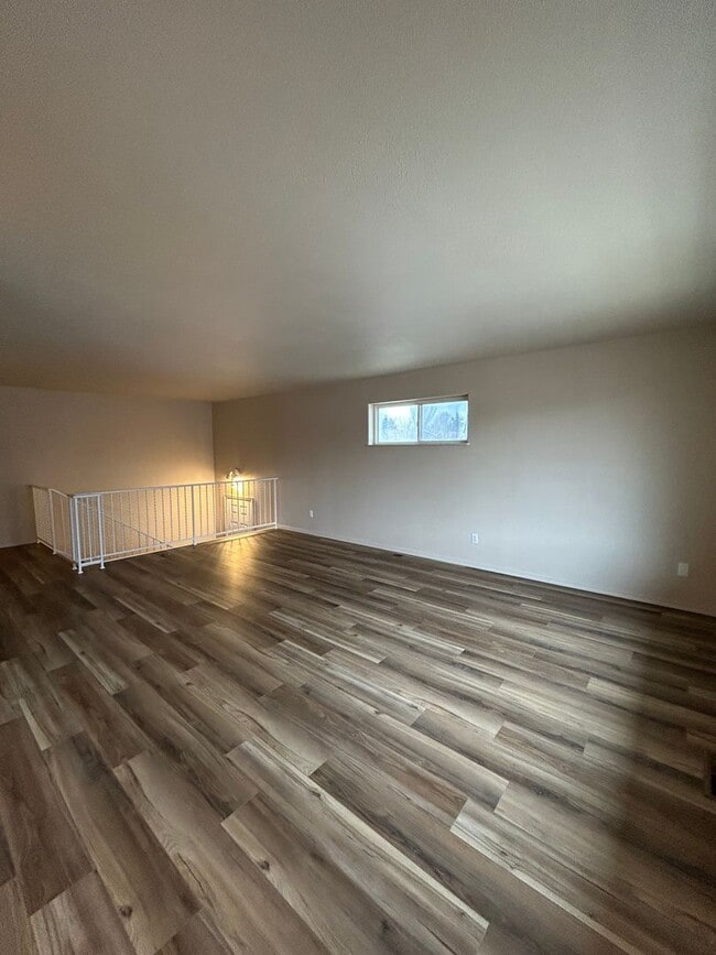 Building Photo - Split Level Townhouse