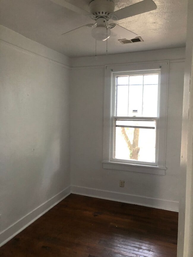 Building Photo - Charming Ranch