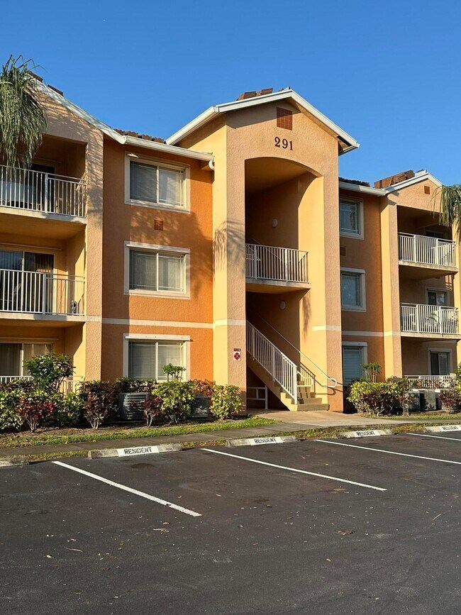 Primary Photo - 291 SW Palm Dr