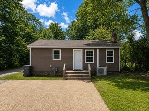 Building Photo - Remodeled 2/1 • Water Included • Commutable