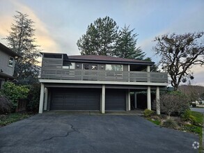 Building Photo - Prime Southern Oregon Location for the Out...