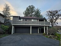 Building Photo - Prime Southern Oregon Location for the Out...