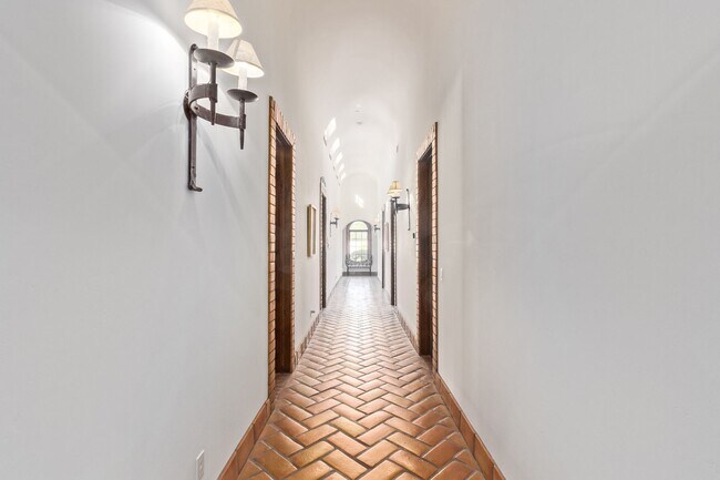 Building Photo - MUST SEE!!! FULLY-FURNISHED LUXURIOUS 6 Be...