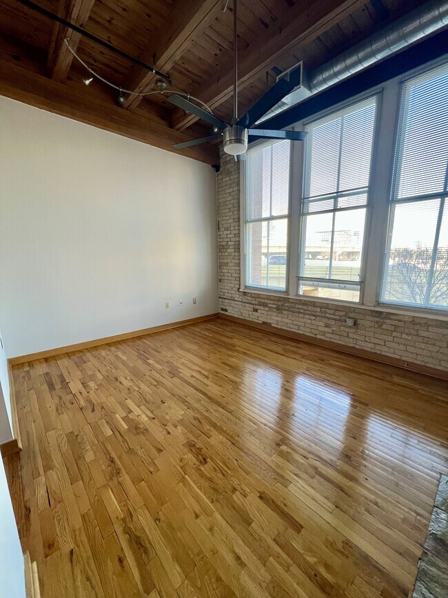 Building Photo - 413 N 2nd St