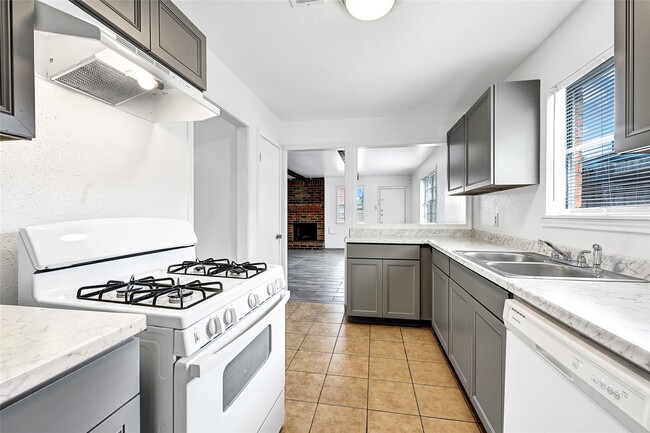 Building Photo - 13906 Bearwood Rd