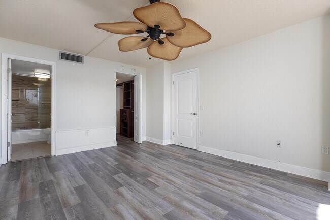 Building Photo - 5600 N Flagler Dr