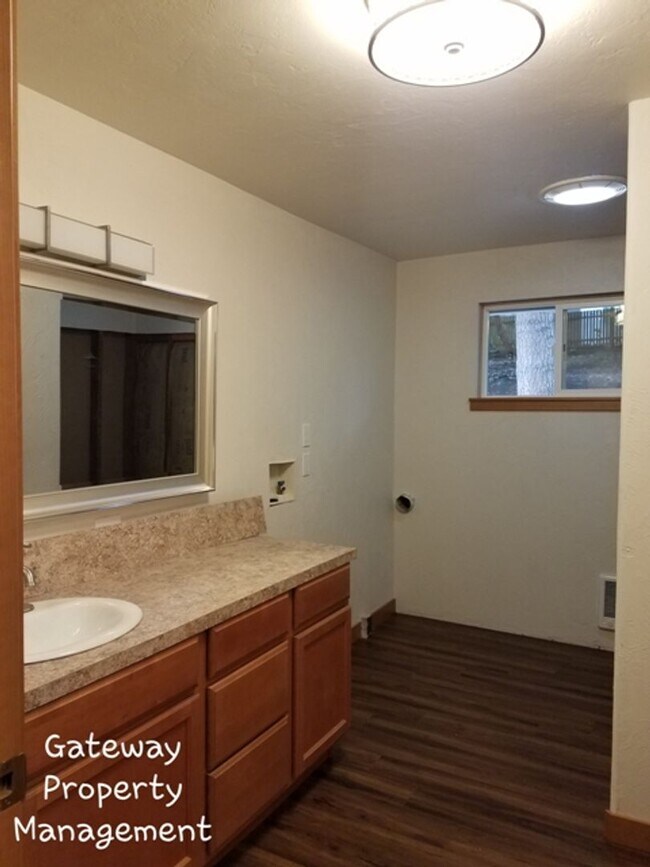Building Photo - Spacious 3 bedroom