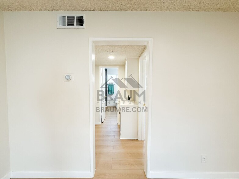 Building Photo - 6041 Whitsett Ave