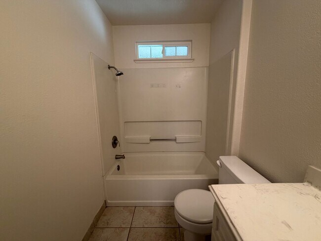 Building Photo - Single story near freeway access and major shopping!