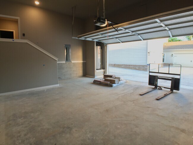 Building Photo - 401 S Hill Ave