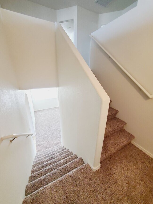 Building Photo - 3 Bedroom 2.5 Bathroom