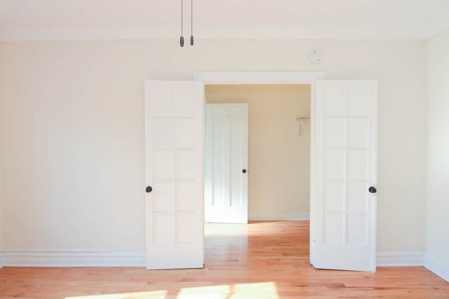 Building Photo - 4742 N Hermitage Ave