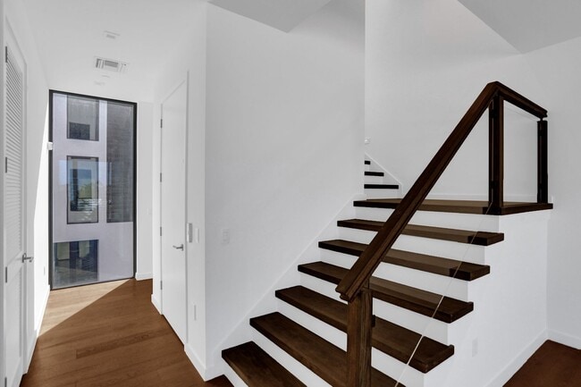 Building Photo - Gorgeous New Townhouse on the Beach