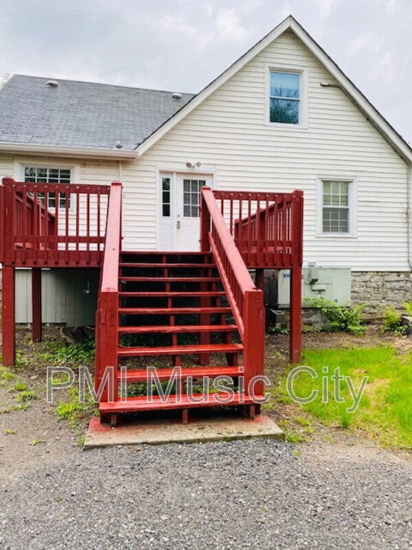 Building Photo - 215 Robinwood Ave