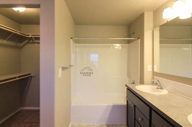 Building Photo - 3 Bed, 2 Bath Home in South Richland