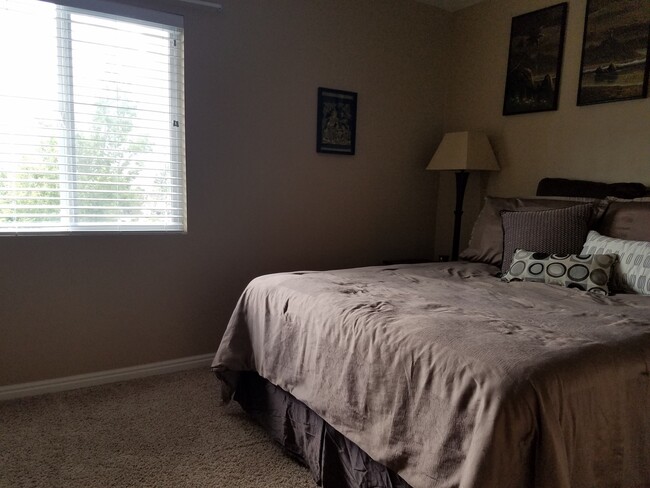 Building Photo - 3 Bed Townhome with Mountain Views and Community Pool