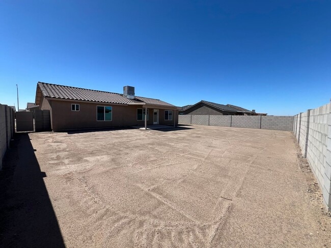 Building Photo - NEWER 3 BEDROOM HOME!