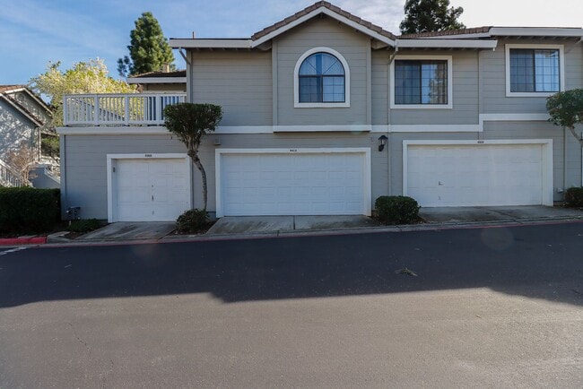 Building Photo - FULLY RENOVATED 3 BEDROOM, 2 BATHROOM TOWN...