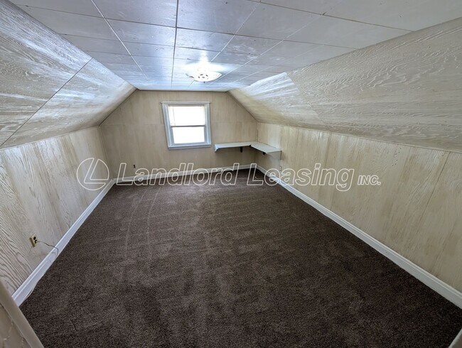 Building Photo - Quaint 3 Bedroom Home with Garage.