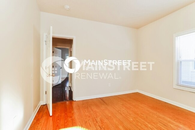 Building Photo - 4 Bedroom Pet-Friendly Home in Louisville, KY with Main Street Renewal