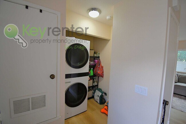 Building Photo - End-Unit Newly Remodeled Townhome in Clair...