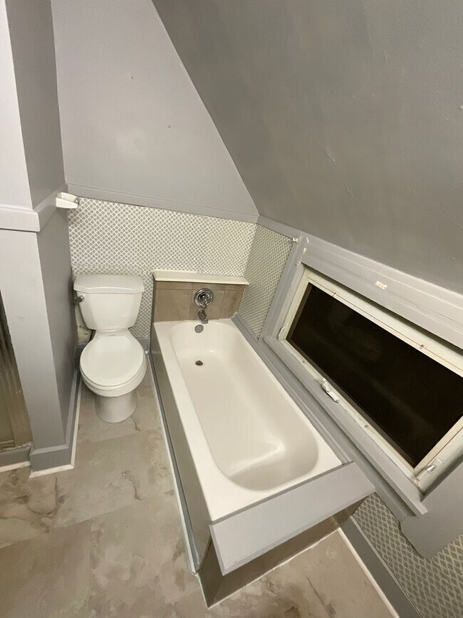 Building Photo - 211 5th St