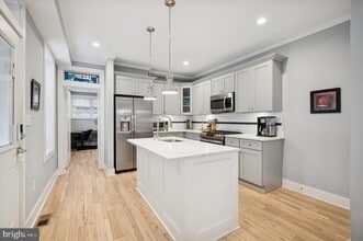 Building Photo - 327 Leverington Ave