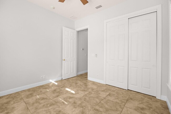 Building Photo - 844 SW Pebble Ln