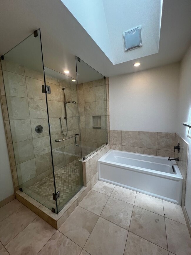 Building Photo - Updated 3 bedroom 2 bathroom Single Family...