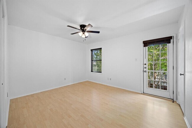 Building Photo - 802 Banister Ln