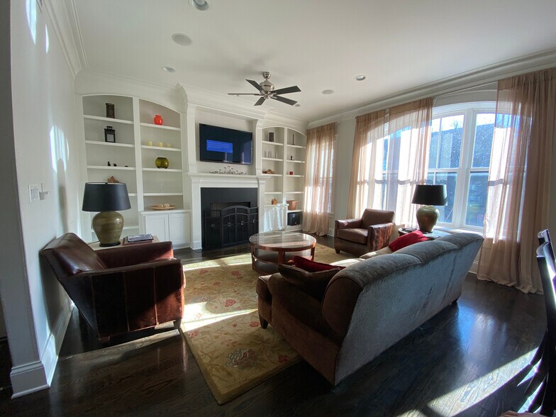 Primary Photo - 2138 W Roscoe St