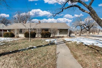 Building Photo - Spacious Townhome in Southeast Wichita